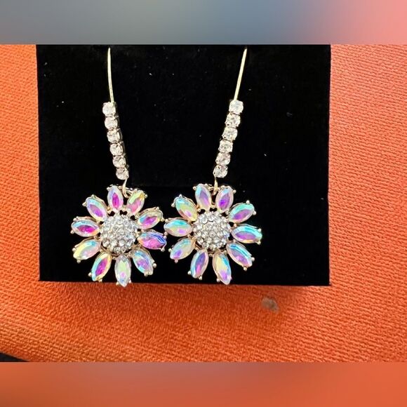 🌺 Betsey Johnson stunning crystal flower dangle earrings 🌺 - Picture 3 of 6
